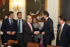 El Ministro Montoro saluda a los representantes locales en los minutos previos a la reunión.